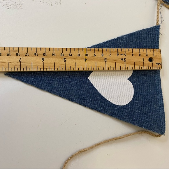 Denim banner with hearts and the letters LOVE printed in white - Picture 7 of 10